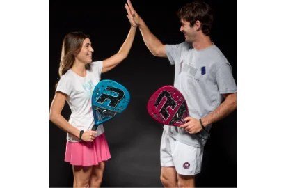 Padel Anfängerfehler vermeiden - Trainer zeigt Anfänger die richtige Technik