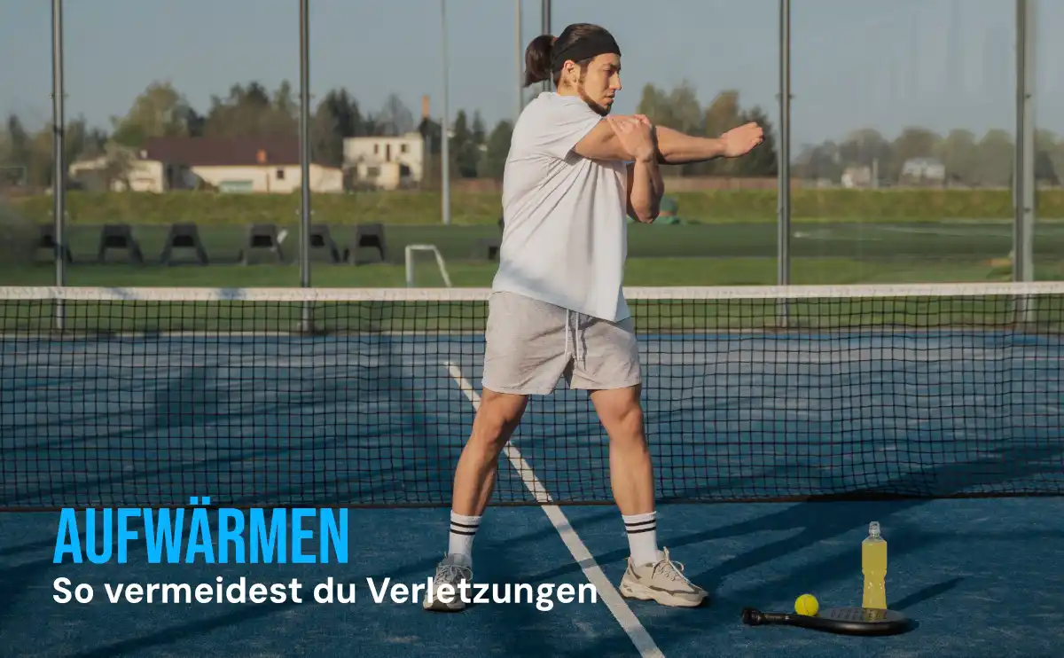 Padel Aufwärmen - Spieler beim Aufwärmen auf dem Padel-Court