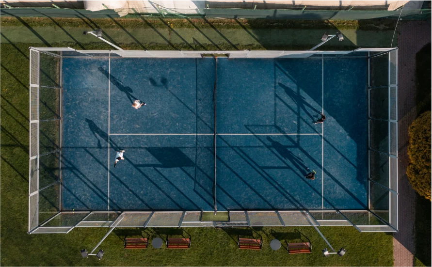 Padel spielen lernen - Padel-Court mit Glaswänden von oben