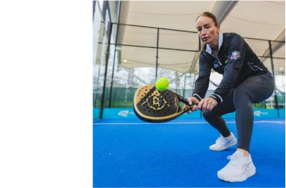 Padel Doppel Taktik - Spieler beim Lob gegen Gegner am Netz