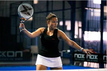 Padel spielen lernen - Aimee Gibsonn beim Volley am Netz