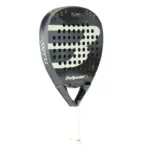 Bullpadel Flow Legend Padelschlaeger Rueckseite schwarz mit goldenen Gravuren Bullpadel Schriftzug und FLOW Legend Branding