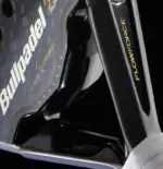 Bullpadel Flow Legend Padelschlaeger Herzbereich mit FlowForce Technologie goldenen Gravuren und Bullpadel Schriftzug