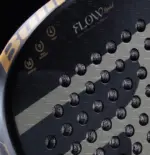 Bullpadel Flow Legend Padelschlaeger Schlagflaeche mit FLOW Schriftzug Fibrix Oberflaeche und goldenen Designakzenten