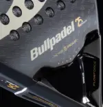 Bullpadel Flow Legend Padelschlaeger schwarzer CarbonTube Rahmen Seitenprofil 38 mm mit goldenen Akzenten und Bullpadel Schriftzug