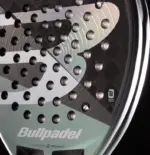 Bullpadel Hack 04 2026 Padelschlaeger 3D Grain Schlagflaeche Nahaufnahme mit Smart Holes Lochmuster und holographischen Akzenten