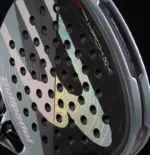 Bullpadel Hack 04 2026 Padelschlaeger Schlagflaeche mit Bullpadel Schriftzug und holographischen Farbakzenten auf Tricarbon 18K