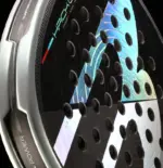 Bullpadel Hack 04 2026 Padelschlaeger schwarzer Rahmen Seitenprofil mit Air React Channel und holographischen Elementen