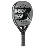 Bullpadel Hack 04 HYB 2026 Padelschlaeger Rueckseite schwarz mit Bullpadel Schriftzug und Technologie-Logos auf Tropfenform