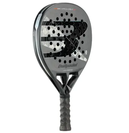 Bullpadel Hack 04 HYB 2026 Padelschlaeger Rueckseite schwarz mit Bullpadel Schriftzug und Technologie-Logos auf Tropfenform