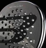 Bullpadel Hack 04 HYB 2026 Padelschlaeger Herzbereich mit Total Channel Kanalstruktur und Tricore Triple Bridge auf schwarzem Carbon