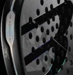 Bullpadel Hack 04 HYB 2026 Padelschlaeger 3D Grain Schlagflaeche Nahaufnahme Smart Holes Lochmuster mit rotem Akzentdetail