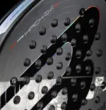 Bullpadel Hack 04 HYB 2026 Padelschlaeger Schlagflaeche mit Bullpadel Schriftzug Aluminized Carbon 18K Textur und roten Akzenten