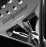 Bullpadel Hack 04 HYB 2026 Padelschlaeger schwarzer Rahmen Seitenprofil 38 mm mit Air React Channel und Bullpadel Logo