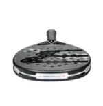 Bullpadel Hack 04 HYB 2026 Padelschlaeger Schlaegerkopf Draufsicht Tropfenform schwarze Oberflaeche mit roten Designakzenten