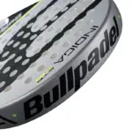 Bullpadel Indiga Control 2026 Padelschlaeger Schlagflaeche mit Lochmuster und silbernem Polyglass Design