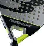 Bullpadel Indiga Control 2026 Padelschlaeger Herzbereich mit Bullpadel Logo und lime Bruecke