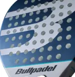 Bullpadel Indiga Power 2026 Padelschlaeger Lochmuster Nahaufnahme auf dunkelblauer Polyglass Oberflaeche