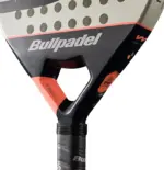 Bullpadel Indiga Woman 2026 Padelschlaeger Herzbereich mit koraller Bruecke und Bullpadel Logo