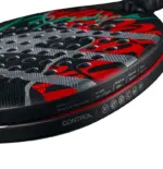 Bullpadel Ionic Control Padelschlaeger Rahmen Detail mit XForce Kanalstruktur und charakteristischen roten Designlinien auf schwarzem CarbonTube