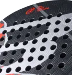 Bullpadel Ionic Control Padelschlaeger Schlagflaeche mit Bullpadel Schriftzug Glaphite Glasfaser-Carbon Textur und rot-tuerkisen Designakzenten