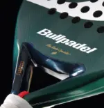 Bullpadel Ionic Power Padelschlaeger Herzbereich Detail mit XForce Bruecke dunkelgruenen Rahmenstrukturen und Bullpadel Schriftzug