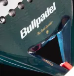 Bullpadel Ionic Power Padelschlaeger Schlagflaeche mit Bullpadel Schriftzug Glaphite Textur aus Carbon und Glasfaser mit orangefarbenen Akzenten