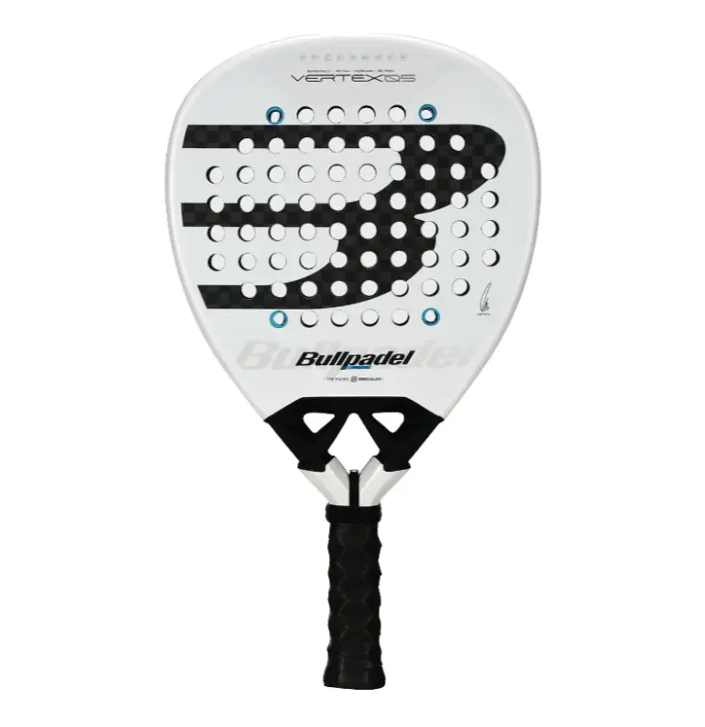 Weiss-schwarzer Bullpadel Vertex 05 2026 Padelschlaeger Vorderseite in Diamantform by Juan Tello