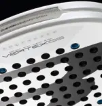 Bullpadel Vertex 05 2026 Padelschlaeger Top Spin Oberflaeche Nahaufnahme mit rauer Textur und blauen Akzenten
