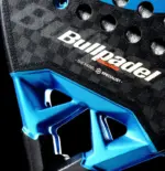 Bullpadel Vertex 05 Hybrid 2026 Padelschlaeger Herzbereich mit blauer metallischer Vertex Core Bruecke
