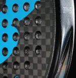 Bullpadel Vertex 05 Hybrid 2026 Padelschlaeger blauer Rahmenrand trifft schwarze Carbon-Schlagflaeche