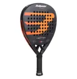 Bullpadel Vertex Advance 2026 Padelschlaeger Schraegansicht mit schwarzem Rahmen und orangen Akzenten