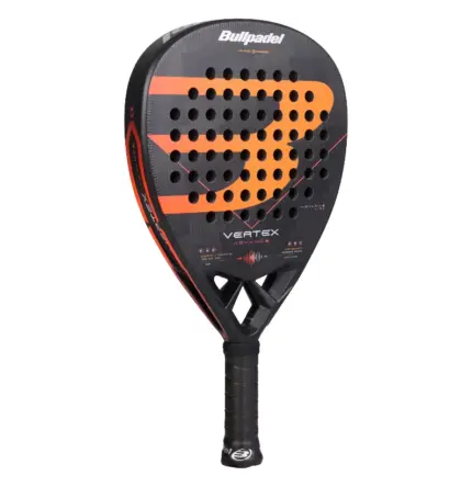 Bullpadel Vertex Advance 2026 Padelschlaeger Schraegansicht mit schwarzem Rahmen und orangen Akzenten