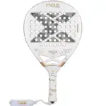 Weiss-goldener Nox AT10 Genius 12K Alum Xtrem 2026 Padelschlaeger Vorderseite mit Tapia-Signatur und Smart Strap