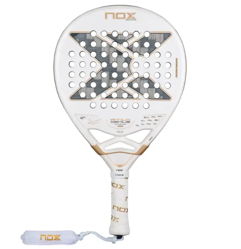 Weiss-goldener Nox AT10 Genius 12K Alum Xtrem 2026 Padelschlaeger Vorderseite mit Tapia-Signatur und Smart Strap