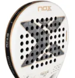 Nox AT10 Genius 12K Alum Xtrem 2026 Padelschlaeger Nahaufnahme der rauen 12K Carbon Schlagflaeche
