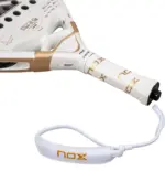 Nox AT10 Genius 12K Alum Xtrem 2026 Padelschlaeger weisser Overgrip und Smart Strap Handschlaufe