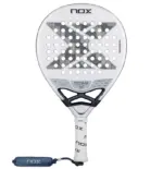 Weiss-silberner Nox AT10 Genius 12K Alum Xtrem Lite 2026 Padelschlaeger Vorderseite mit Tapia-Signatur