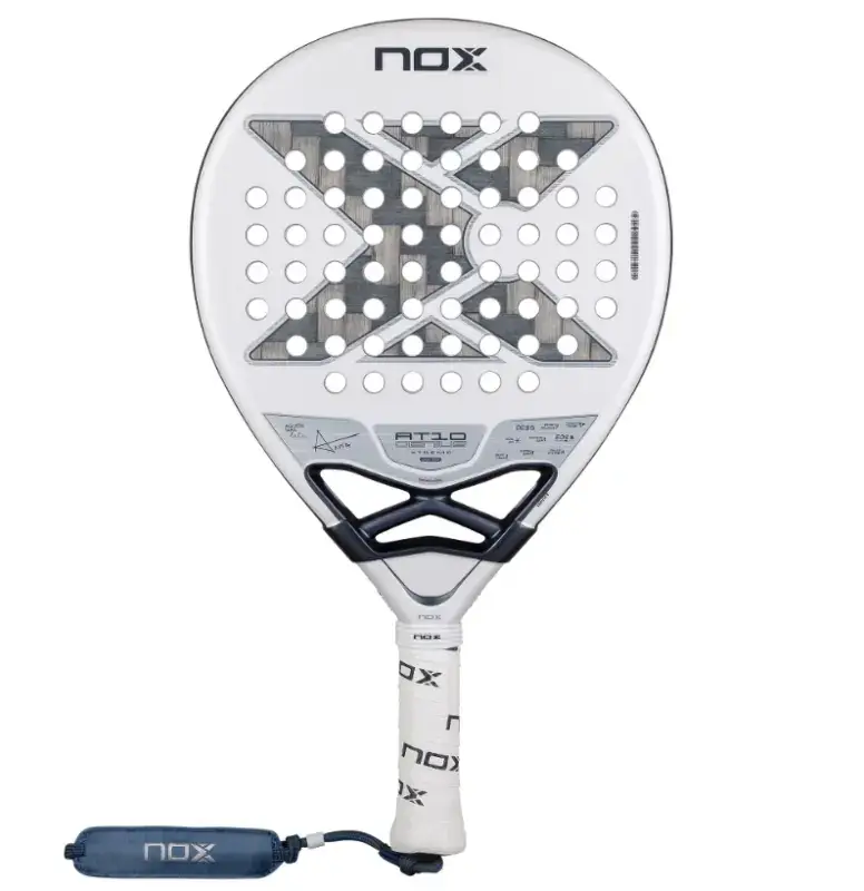 Weiss-silberner Nox AT10 Genius 12K Alum Xtrem Lite 2026 Padelschlaeger Vorderseite mit Tapia-Signatur