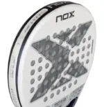 Nox AT10 Genius 12K Alum Xtrem Lite 2026 Padelschlaeger Nahaufnahme der rauen 12K Carbon Schlagflaeche
