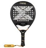 Schwarzer Nox AT10 Genius 18K Alum 2026 Padelschlaeger Vorderseite in Tropfenform mit Tapia-Signatur