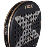 Nox AT10 Genius 18K Alum 2026 Padelschlaeger Nahaufnahme der rauen 18K Carbon Schlagflaeche