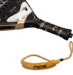 Nox AT10 Genius 18K Alum 2026 Padelschlaeger Griff mit schwarzem Overgrip und Smart Strap Handschlaufe