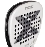 Nox AT10 Genius Attack 12K Alum Xtrem 2026 Padelschlaeger Nahaufnahme der rauen 12K Carbon Schlagflaeche