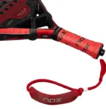 Nox EA10 Ventus Hybrid 12K Xtrem 2026 Padelschlaeger roter Griff mit Overgrip und Smart Strap Handschlaufe