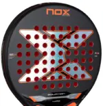 Nox Equation Hard Advanced 2026 Padelschlaeger Nahaufnahme der Fiberglass 3K Schlagflaeche mit Spin-Textur