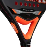 Nox Equation Hard Advanced 2026 Padelschlaeger Herzbereich mit Equation Branding und orangem Rahmen
