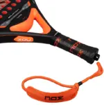 Nox Equation Hard Advanced 2026 Padelschlaeger Griff mit Overgrip und roter Smart Strap Handschlaufe