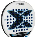 Nox Equation Soft Advanced 2026 Padelschlaeger Nahaufnahme der Fiberglass 3K Schlagflaeche mit Spin-Textur