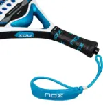 Nox Equation Soft Advanced 2026 Padelschlaeger Griff mit Overgrip und blauer Smart Strap Handschlaufe